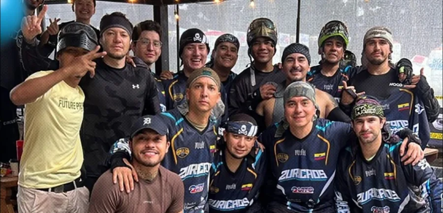El club Zuricaos posa con sus jerseys azul y negro y la bandera de Ecuador antes de competir
