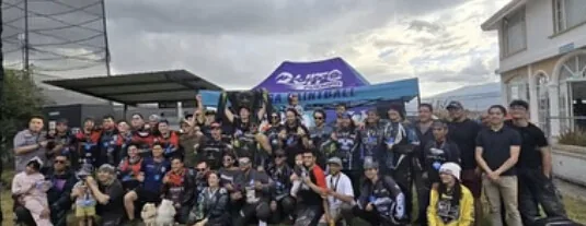 Participantes de la Copa Puembo posan con su equipo de juego frente a la carpa de QuitoPaintball Puembo