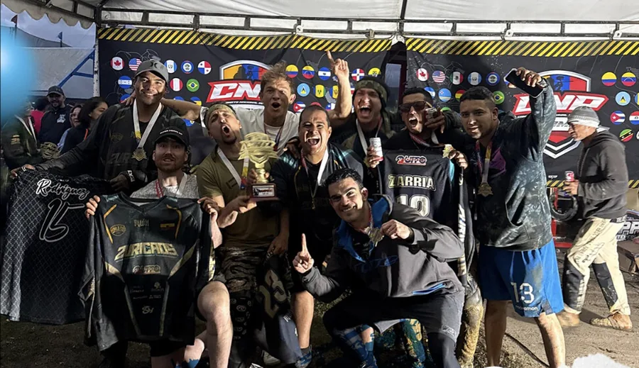 El club Zuricaos celebra con trofeo y medallas doradas en una válida del circuito CNP