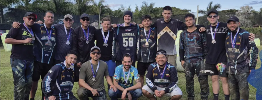 El club Zuricaos posa con sus medallas en un campo con palmeras durante la válida de Cali