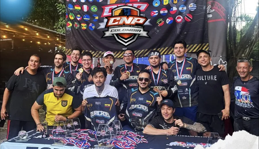 El club Zuricaos con sus medallas y trofeos sobre la mesa, frente al banner del circuito CNP
