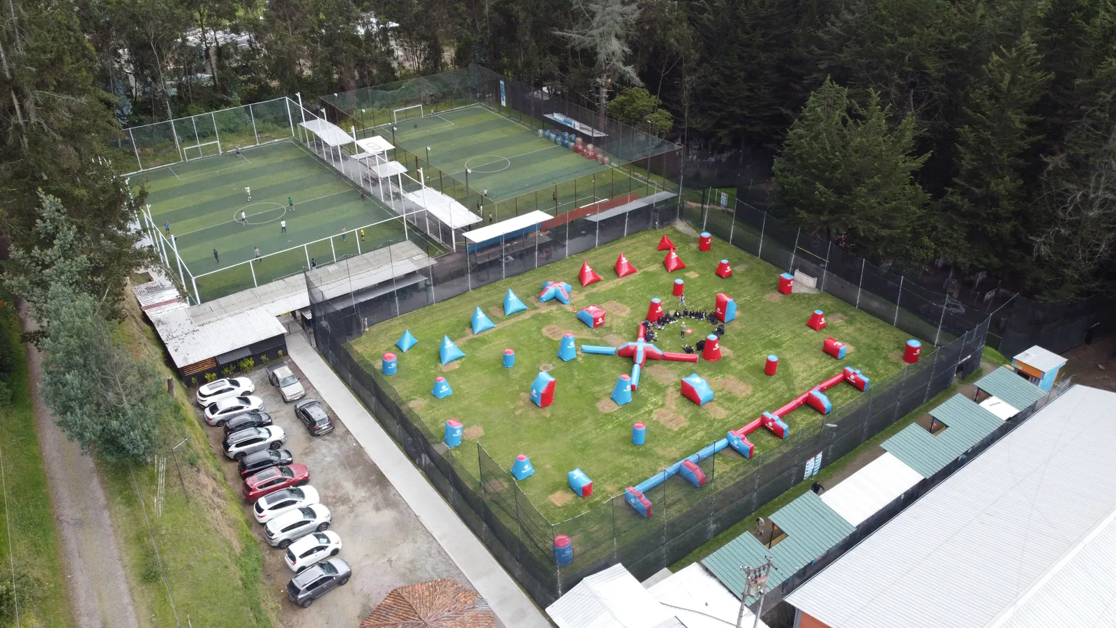 Vista aérea con dron de la pista de inflables y las canchas de la sede Quito