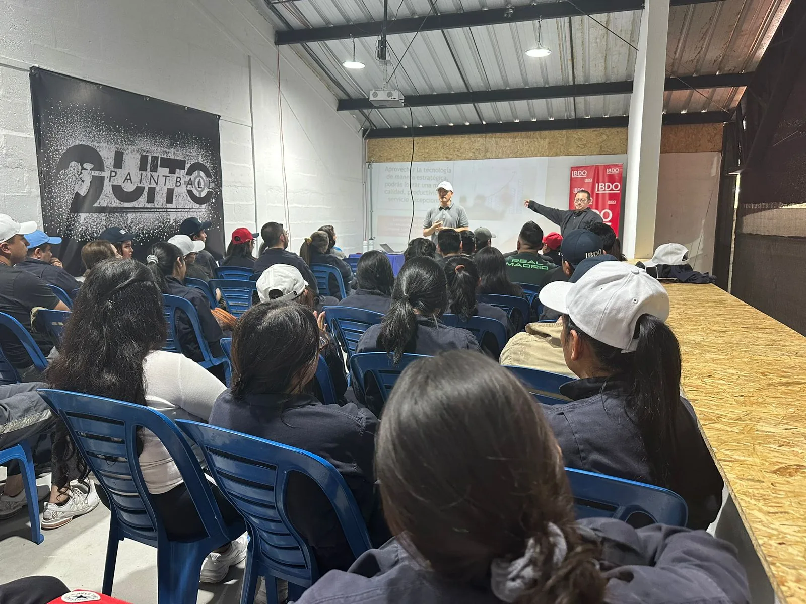 Participantes de un taller escuchan al facilitador en la sala de reuniones de la sede Quito