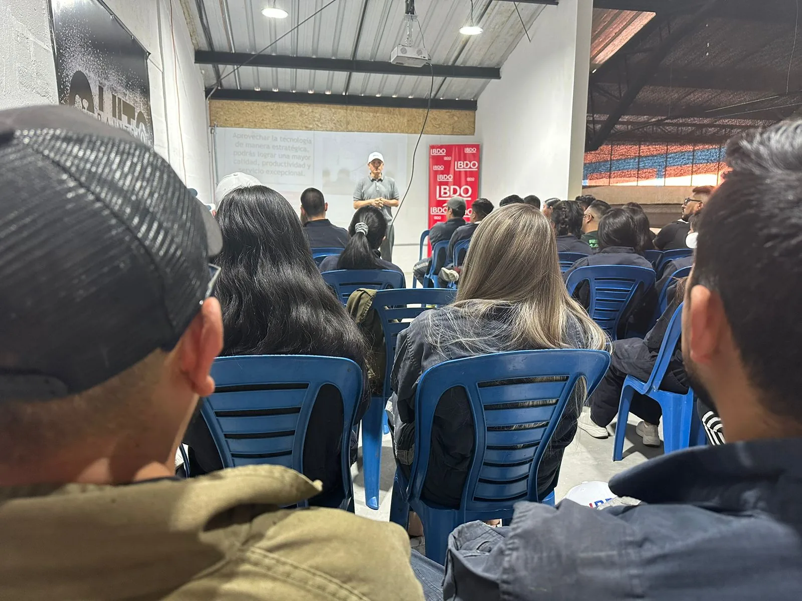 Sala de reuniones de la sede Quito llena durante una charla