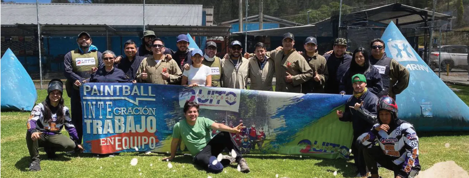 Grupo de colaboradores posa con la pancarta del evento tras jugar