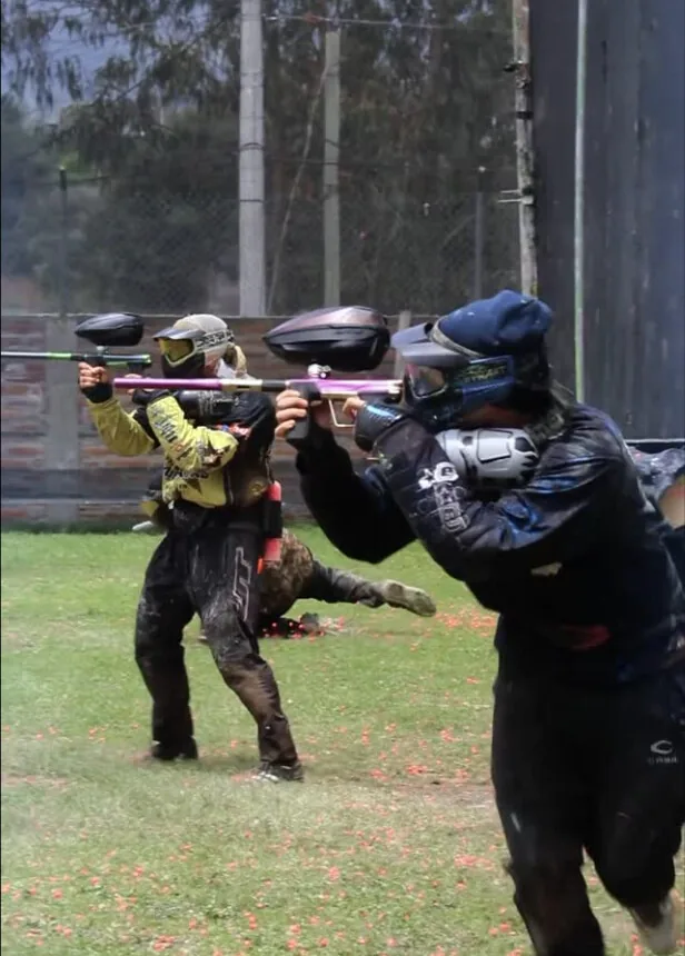 Dos jugadores de paintball se enfrentan a corta distancia durante un torneo en QuitoPaintball