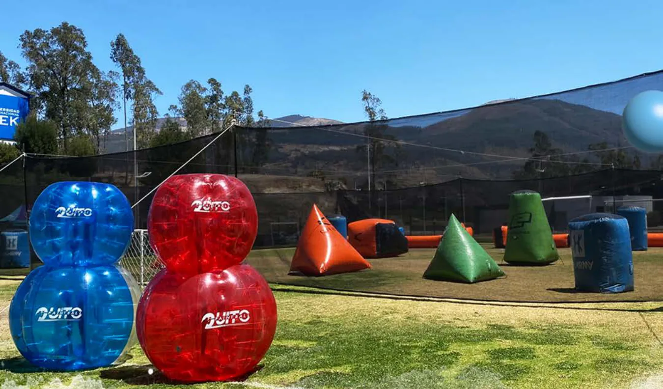 Burbujas inflables y obstáculos de la pista móvil montados sobre césped