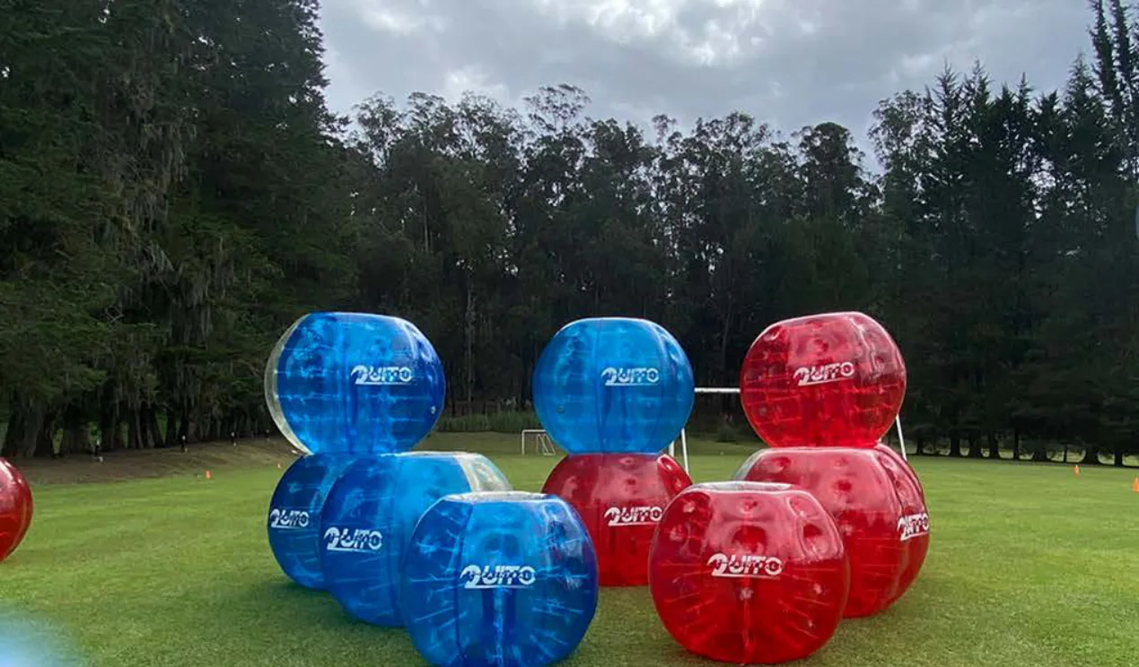 Burbujas inflables rojas y azules listas para jugar sobre césped natural