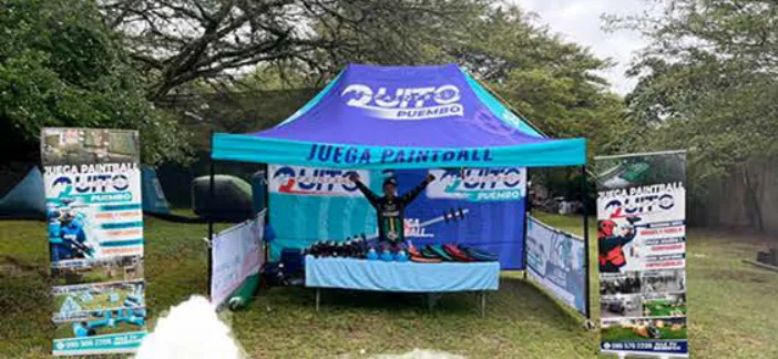 Carpa de QuitoPaintball con roll-ups promocionales en un evento al aire libre