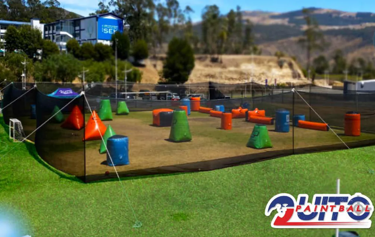 Pista móvil de paintball con bunkers inflables y malla de seguridad