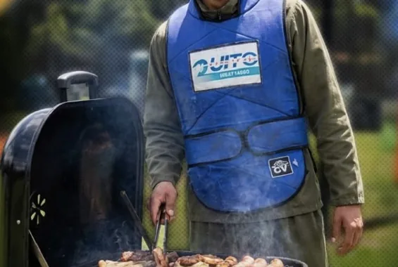 Zona de parrilla y mesas al aire libre en la sede Puembo