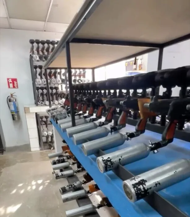 Armería con marcadoras y tanques propios en la sede Quito