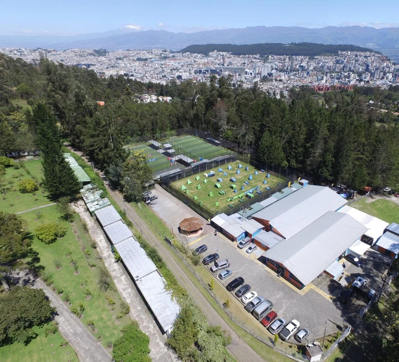 Vista aérea de las instalaciones y pistas de la sede Quito